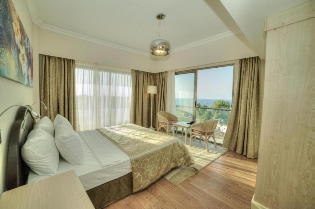 Jasmine Court Hotel Кіренія Екстер'єр фото